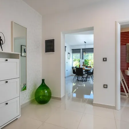 3 Bedroom Amazing In Strmac