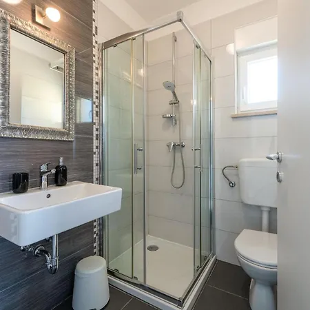 3 Bedroom Amazing In Strmac